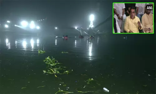 குஜராத்தில் தொங்கு பாலம் அறுந்து விழுந்து விபத்து: பலி எண்ணிக்கை 68 ஆக உயர்வு - உள்துறை அமைச்சர் தகவல் குஜராத்தில் தொங்கு பாலம் அறுந்து விழுந்து விபத்து: பலி எண்ணிக்கை 68 ஆக உயர்வு - உள்துறை அமைச்சர் தகவல்