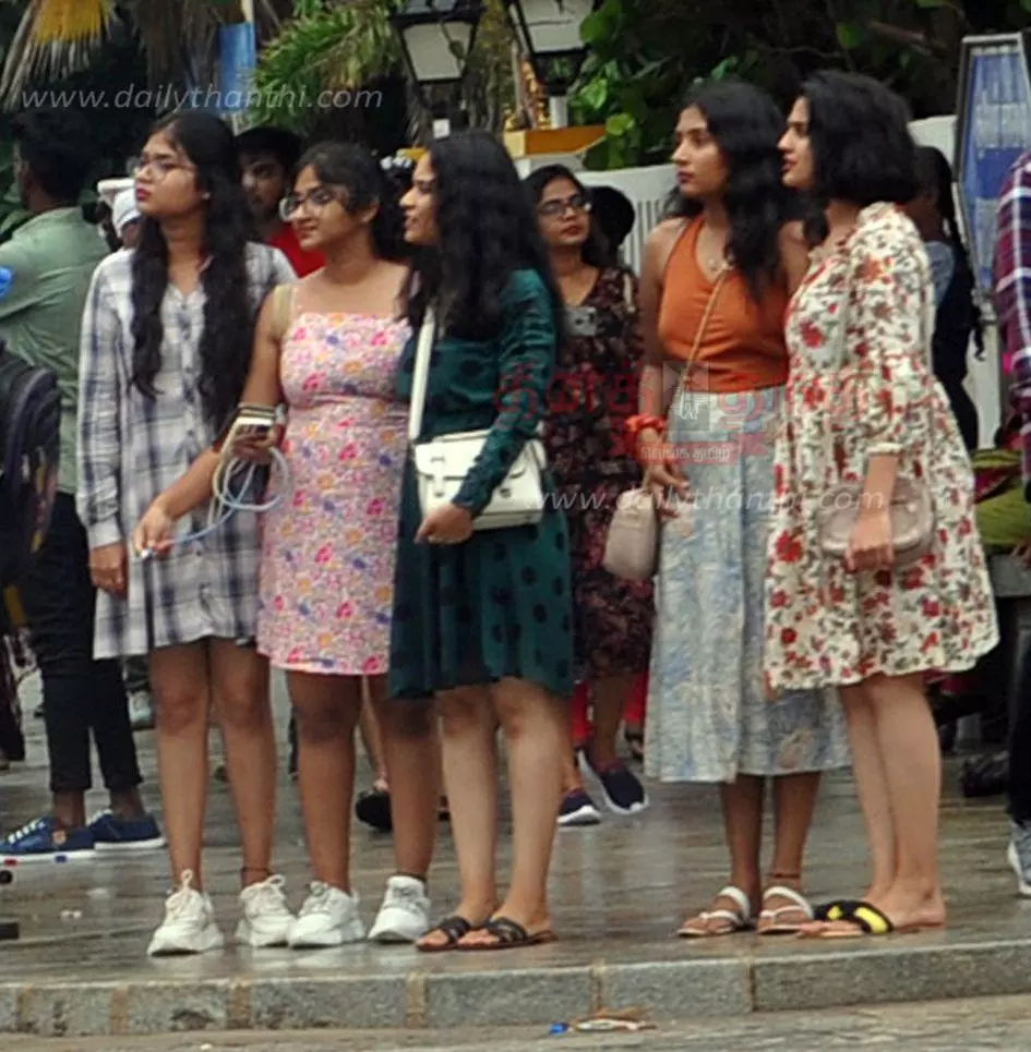 கடற்கரையில் குவிந்த சுற்றுலா பயணிகள் கடற்கரையில் குவிந்த சுற்றுலா பயணிகள்