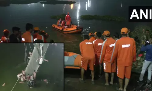 குஜராத்: மோர்பியில் தொங்கு பாலம் உடைந்து பெரும் விபத்து; பலி எண்ணிக்கை 141ஐ கடந்தது - 177 பேர் மீட்பு குஜராத்: மோர்பியில் தொங்கு பாலம் உடைந்து பெரும் விபத்து; பலி எண்ணிக்கை 141ஐ கடந்தது - 177 பேர் மீட்பு