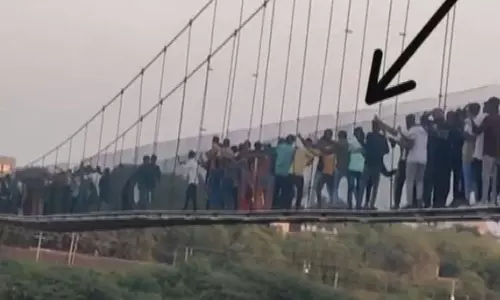 141 பேர் உயிரை பறித்த குஜராத் பாலம் சரிந்து விழுந்தது எப்படி? - நேரில் பார்த்தவர் பகீர் தகவல் 141 பேர் உயிரை பறித்த குஜராத் பாலம் சரிந்து விழுந்தது எப்படி? - நேரில் பார்த்தவர் பகீர் தகவல்