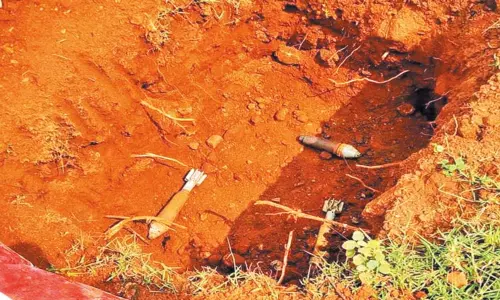 வனப்பகுதியில் கண்டெடுக்கப்பட்ட 3 ராக்கெட் லாஞ்சர்கள் பள்ளத்தில் போட்டு பாதுகாப்பாக வைப்பு