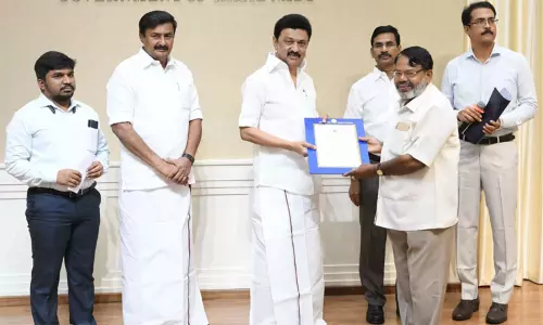 ஓய்வு பெற்ற பத்திரிகையாளர்களுக்கு மாதம் ரூ.10,000 ஓய்வூதியம் - முதல்-அமைச்சர் மு.க.ஸ்டாலின் வழங்கினார் ஓய்வு பெற்ற பத்திரிகையாளர்களுக்கு மாதம் ரூ.10,000 ஓய்வூதியம் - முதல்-அமைச்சர் மு.க.ஸ்டாலின் வழங்கினார்