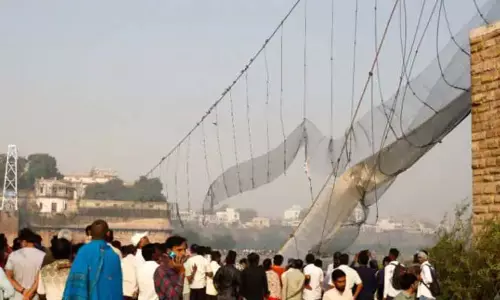 குஜராத்: 141 பேரை காவு வாங்கிய தொங்கு பாலம் - 9 பேர் கைது