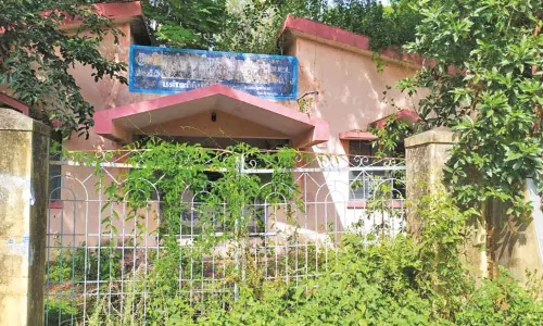 பள்ளிப்பட்டில் முட்புதர்கள் சூழ்ந்து பழுதடைந்து காணப்படும் எம்.எல்.ஏ. அலுவலக கட்டிடம்; சீரமைக்க பொதுமக்கள் கோரிக்கை பள்ளிப்பட்டில் முட்புதர்கள் சூழ்ந்து பழுதடைந்து காணப்படும் எம்.எல்.ஏ. அலுவலக கட்டிடம்; சீரமைக்க பொதுமக்கள் கோரிக்கை