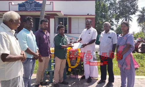 விவசாயிகளுக்கு வேளாண் பொருட்கள் வழங்கும் நிகழ்ச்சி