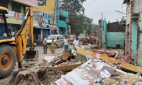 சாலையோர ஆக்கிரமிப்புகள் அகற்றம்