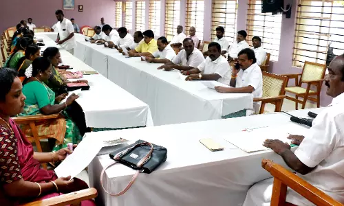 பள்ளி கட்டிடங்களில் பழுதுகளை நீக்க வேண்டும்