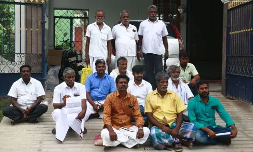மீன்வளத்துறை அலுவலகத்தில் குத்தகைதாரர்கள் திடீர் தர்ணா மீன்வளத்துறை அலுவலகத்தில் குத்தகைதாரர்கள் திடீர் தர்ணா