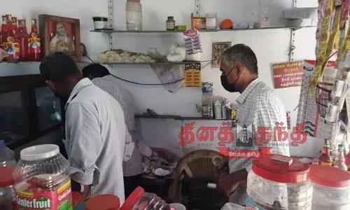 தேங்காய் கடையில் ரூ.5 லட்சம், 7 பவுன் நகை திருட்டு தேங்காய் கடையில் ரூ.5 லட்சம், 7 பவுன் நகை திருட்டு