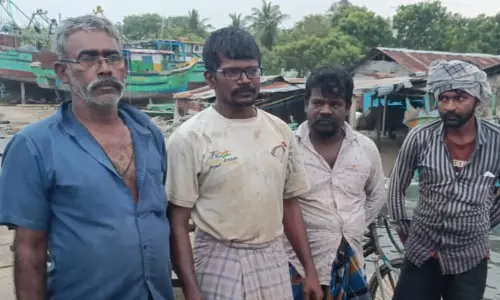 கடலில் படகு மூழ்கி தத்தளித்த 4 மீனவர்கள் மீட்பு கடலில் படகு மூழ்கி தத்தளித்த 4 மீனவர்கள் மீட்பு