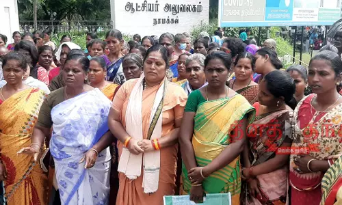 இலவச வீட்டுமனை பட்டா வழங்ககோரி கலெக்டர் அலுவலகத்தில் மக்கள் நல சேவை அமைப்பினர் ேபாராட்டம் இலவச வீட்டுமனை பட்டா வழங்ககோரி கலெக்டர் அலுவலகத்தில் மக்கள் நல சேவை அமைப்பினர் ேபாராட்டம்