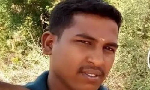 குடும்பத்தகராறில் ஆயுதப்படை போலீஸ்காரர் தூக்குப்போட்டு தற்கொலை குடும்பத்தகராறில் ஆயுதப்படை போலீஸ்காரர் தூக்குப்போட்டு தற்கொலை