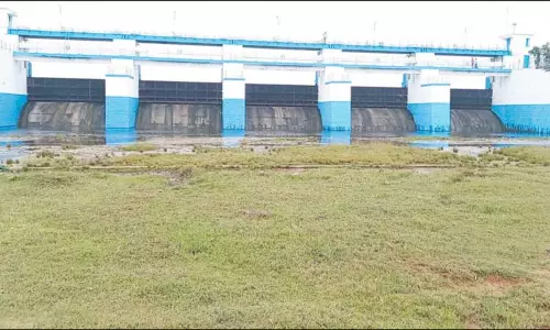 வர்ணம் பூசப்பட்டு புதுப்பொலிவுடன் காட்சி தரும் செம்பரம்பாக்கம் ஏரி மதகுகள் வர்ணம் பூசப்பட்டு புதுப்பொலிவுடன் காட்சி தரும் செம்பரம்பாக்கம் ஏரி மதகுகள்