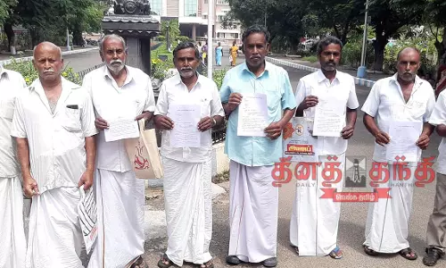 வரகூர் தொடக்க வேளாண்மை  கூட்டுறவு வங்கியில் தொடர்ந்து கடன் வழங்க நடவடிக்கை  விவசாயிகள், கலெக்டரிடம் மனு