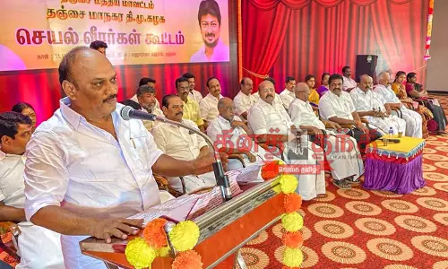 இல்லம் தேடி இளைஞரணி உறுப்பினர்களை சேர்க்க வேண்டும்- தி.மு.க. செயல்வீரர்கள் கூட்டத்தில் தீர்மானம் இல்லம் தேடி இளைஞரணி உறுப்பினர்களை சேர்க்க வேண்டும்- தி.மு.க. செயல்வீரர்கள் கூட்டத்தில் தீர்மானம்