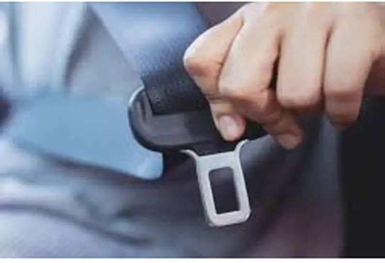 காரின் பின் இருக்கையில் பயணிப்பவர்களும் இன்று முதல் சீட் பெல்ட் அணிவது கட்டாயம் காரின் பின் இருக்கையில் பயணிப்பவர்களும் இன்று முதல் சீட் பெல்ட் அணிவது கட்டாயம்