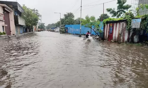 சென்னையில் தொடரும் கனமழை ; இருவர் உயிரிழப்பு