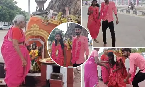 சீக்கிரம் கட்டுடா தாலிய ...! நடு ரோட்டில் வேக,வேகமாக நடந்த காதல் திருமணம்..!! சீக்கிரம் கட்டுடா தாலிய ...! நடு ரோட்டில் வேக,வேகமாக நடந்த காதல் திருமணம்..!!