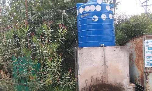 தொட்டி நிறைந்து வீணாகும் குடிநீர் தொட்டி நிறைந்து வீணாகும் குடிநீர்