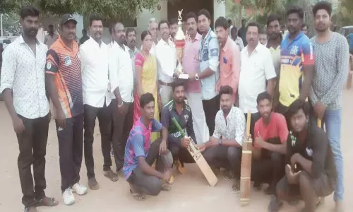 மாவட்ட கிரிக்கெட் போட்டியில்  வெற்றி பெற்றவர்களுக்கு பரிசு