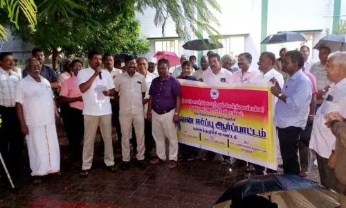 கள்ளக்குறிச்சியில்    ஆசிரியர்கள் சங்கத்தினர் ஆர்ப்பாட்டம்