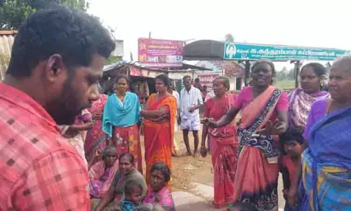 பணி வழங்கக்கோரி பெண்கள் சாலை மறியல் பணி வழங்கக்கோரி பெண்கள் சாலை மறியல்