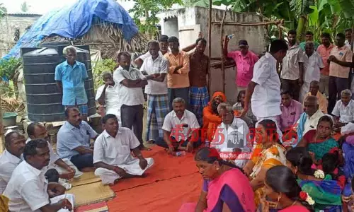 முத்துநாயக்கன்பட்டியில் கிராம சபை கூட்டம்:  தி.மு.க. ஒன்றிய கவுன்சிலர், வார்டு உறுப்பினர்கள் புறக்கணிப்பு