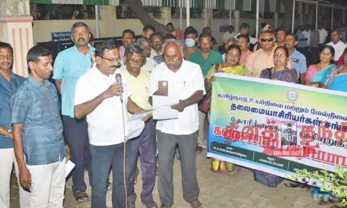 தலைமை ஆசிரியர் சங்கத்தினர் ஆர்ப்பாட்டம்