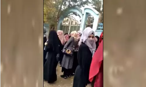 பெண்களுக்கு கல்வியா?...பல்கலைகழகத்தில் இருந்து மாணவிகளை விரட்டி அடித்த தலீபான்கள்...! பெண்களுக்கு கல்வியா?...பல்கலைகழகத்தில் இருந்து மாணவிகளை விரட்டி அடித்த தலீபான்கள்...!