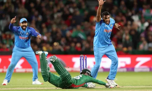 டி20 உலகக் கோப்பை: வங்காளதேச அணியை வீழ்த்தி இந்தியா திரில் வெற்றி- புள்ளி பட்டியலில் முதலிடம்