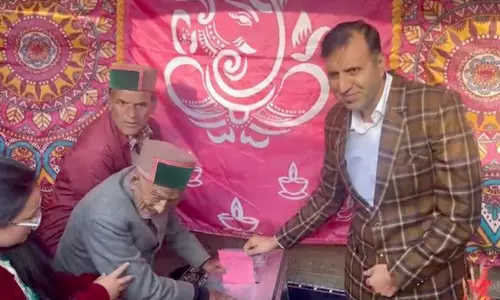 இமாசல பிரதேச சட்டசபை தேர்தல்; தபால் வாக்கு செலுத்திய 106 வயது முதியவர்