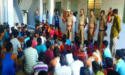 வடமாநில தொழிலாளர்கள் தங்கும் விடுதியில் வருவாய் துறையினர், போலீசார் ஆய்வு