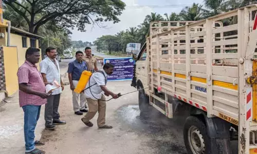 கேரள-தமிழக எல்லையில் வாகனங்களுக்கு கிருமி நாசினி தெளிப்பு