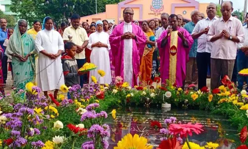 கடலூர் மாவட்டத்தில் கல்லறை திருநாள் அனுசரிப்பு திரளான கிறிஸ்தவர்கள் பங்கேற்பு கடலூர் மாவட்டத்தில் கல்லறை திருநாள் அனுசரிப்பு திரளான கிறிஸ்தவர்கள் பங்கேற்பு