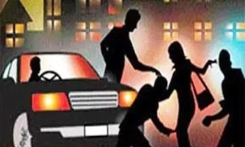 வக்கீலை காரில் கடத்தி நிர்வாண புகைப்படம் எடுத்து பணம் பறிப்பு