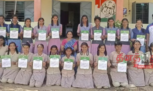 ஓசூர் அரசு பள்ளி மாணவிகள் வெற்றி
