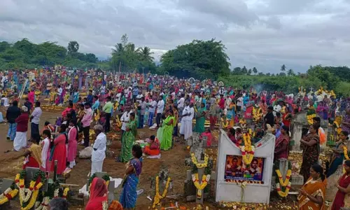 மூங்கில்துறைப்பட்டில் கல்லறை திருநாள்    கிறிஸ்தவர்கள் மெழுகுவர்த்தி ஏற்றி பிரார்த்தனை