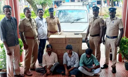 தியாகதுருகத்தில் காரில் மதுபாட்டில்கள் கடத்திய 3 பேர் கைது தியாகதுருகத்தில் காரில் மதுபாட்டில்கள் கடத்திய 3 பேர் கைது