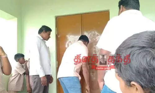 தீவட்டிப்பட்டியில் பள்ளி வகுப்பறை பூட்டுகளில் பசையை வைத்து ஒட்டிய மர்ம நபர்கள் பெற்றோர் திடீர் போராட்டத்தால் பரபரப்பு தீவட்டிப்பட்டியில் பள்ளி வகுப்பறை பூட்டுகளில் பசையை வைத்து ஒட்டிய மர்ம நபர்கள் பெற்றோர் திடீர் போராட்டத்தால் பரபரப்பு