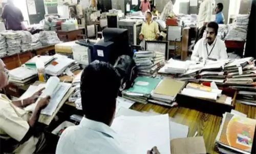 கேரளா: பொதுத்துறை ஊழியர்களின் ஓய்வு வயதை 60 ஆக உயர்த்திய உத்தரவு திடீர் ரத்து..!! கேரளா: பொதுத்துறை ஊழியர்களின் ஓய்வு வயதை 60 ஆக உயர்த்திய உத்தரவு திடீர் ரத்து..!!
