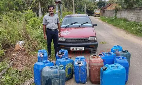 புதுக்கடை அருகேகேரளாவுக்கு கடத்த முயன்ற 420 லிட்டர் மண்எண்ணெய் பறிமுதல்