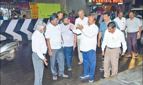 மழைநீர் வடிகால்கள்: சென்னையில் பல்வேறு இடங்களில் அமைச்சர் எ.வ.வேலு ஆய்வு மழைநீர் வடிகால்கள்: சென்னையில் பல்வேறு இடங்களில் அமைச்சர் எ.வ.வேலு ஆய்வு