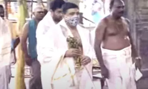 திருச்செந்தூர் சுப்பிரமணிய சுவாமி கோயிலில் அமைச்சர் பழனிவேல் தியாகராஜன் சாமி தரிசனம்