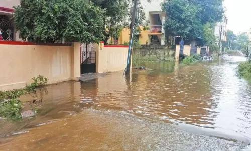 ஊரப்பாக்கம் சாலைகளில் பெருக்கெடுத்து ஓடும் மழை நீரால் பொதுமக்கள் அவதி