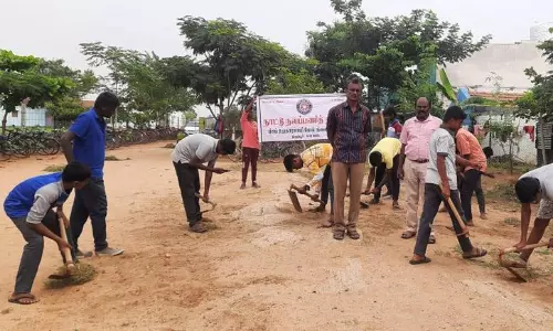 அரசு பள்ளி மைதானத்தை சுத்தம் செய்த மாணவர்கள் அரசு பள்ளி மைதானத்தை சுத்தம் செய்த மாணவர்கள்
