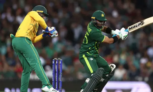 மழையால் பாதிக்கப்பட்ட பாகிஸ்தான்- தென் ஆப்பிரிக்கா போட்டி- டி.எல்.எஸ் விதிப்படி வெற்றி யாருக்கு சாதகம்?