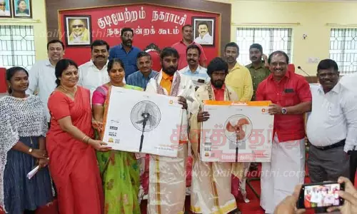 வைர கம்மல்களை மீட்ட தூய்மை பணியாளர்களுக்கு பாராட்டு