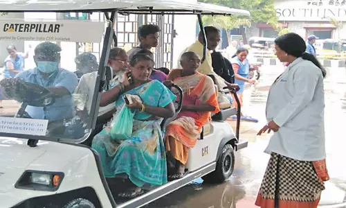நோயாளிகள் மழையில் இருந்து தப்பிக்க ஓமந்தூரார் அரசு ஆஸ்பத்திரியில் 3 பேட்டரி கார்கள் இயக்கம்