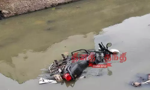 தூத்துக்குடியில் திருடிய மோட்டார் சைக்கிளுடன் பக்கிள் ஓடையில் விழுந்த மர்மநபர் தூத்துக்குடியில் திருடிய மோட்டார் சைக்கிளுடன் பக்கிள் ஓடையில் விழுந்த மர்மநபர்