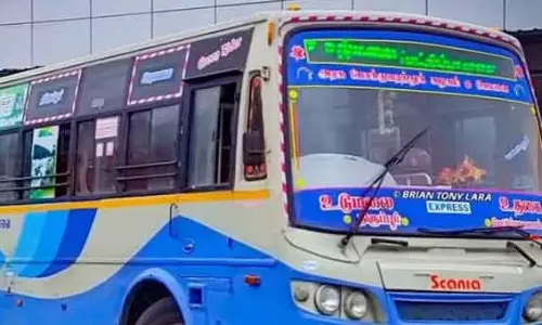 பஸ் படிக்கட்டுகளில் தொங்கியபடி பயணிக்கும் மாணவர்கள் பஸ் படிக்கட்டுகளில் தொங்கியபடி பயணிக்கும் மாணவர்கள்